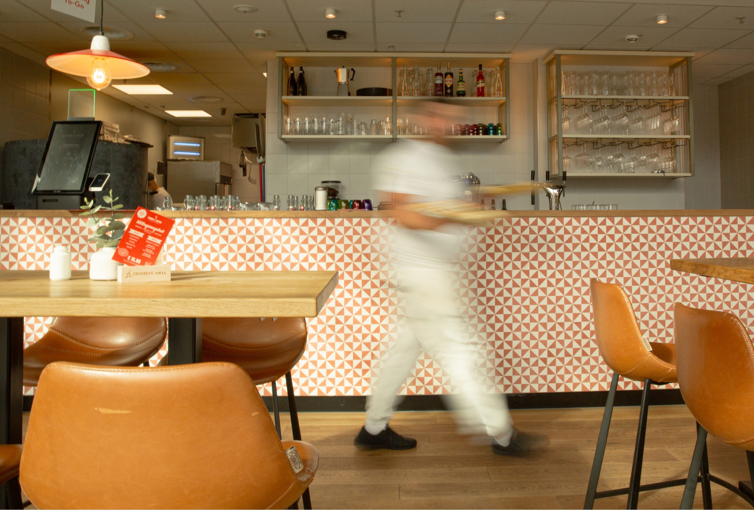 Bar und Theke im Restaurant Strada del Goethe mit Service