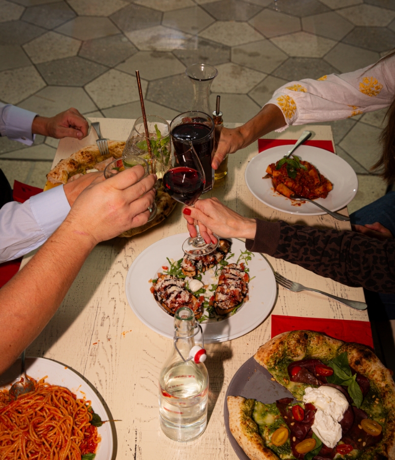 Gäste stoßen gemeinsam beim Essen an
