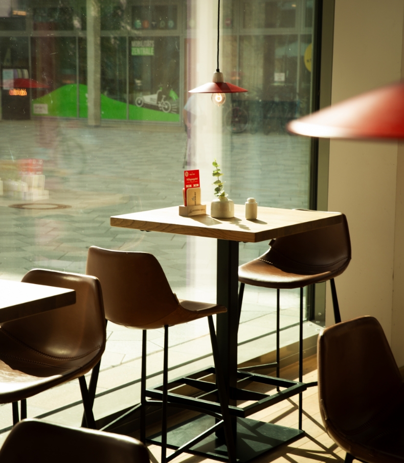 Hochtisch am Fenster im italienischen Restaurant