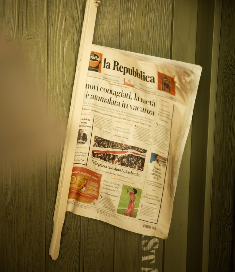 Italienische Zeitung als Dekoration an der Wand