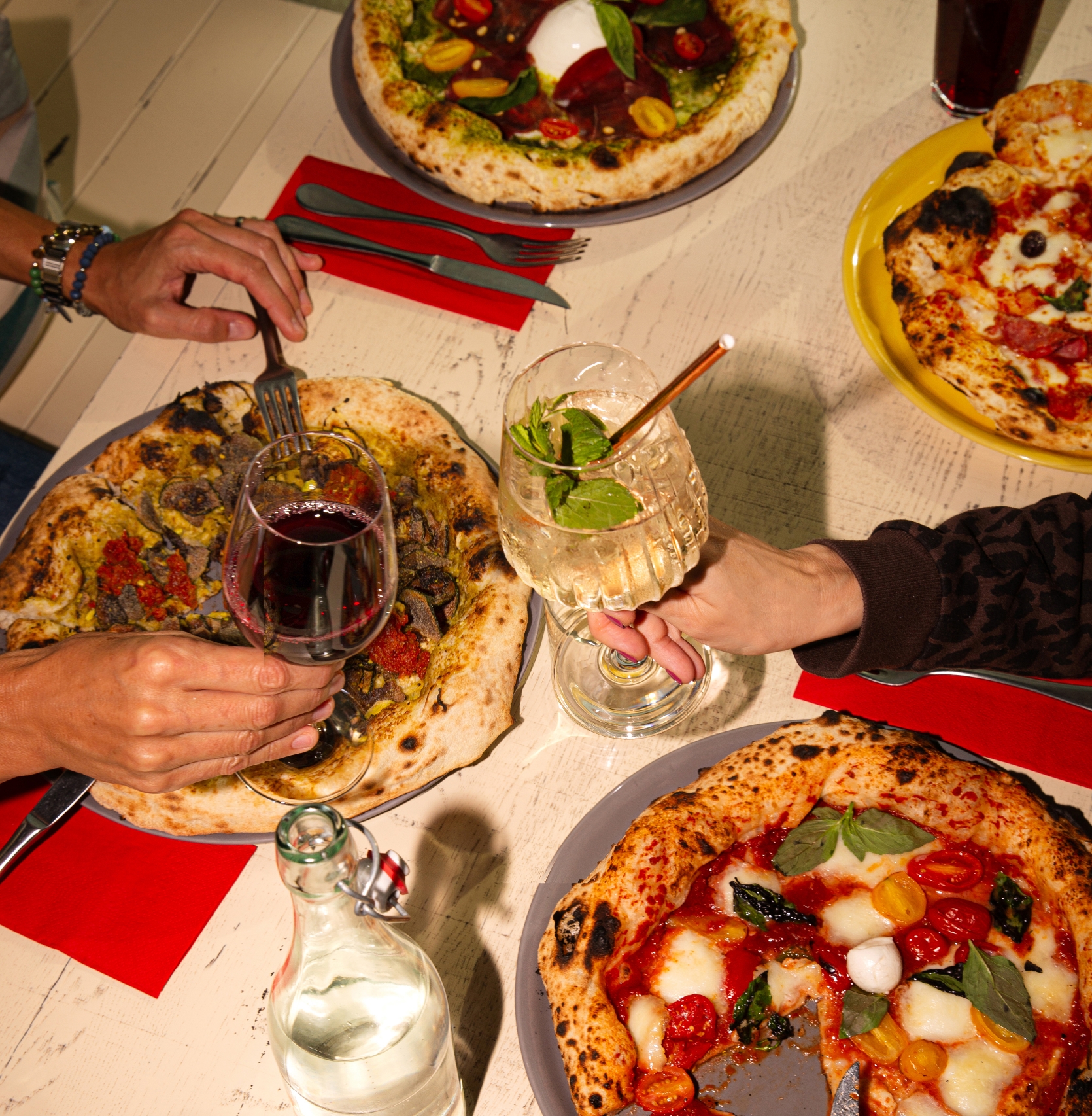 Freunde essen gemeinsam Pizza im italienischen Restaurant