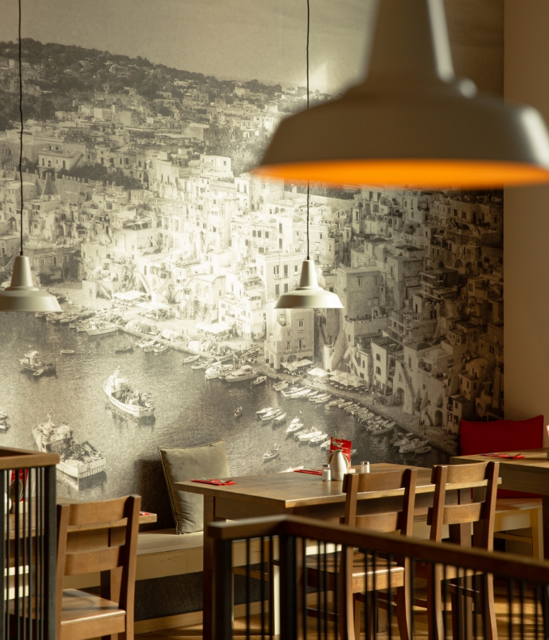 Wandbild eines italienischen Fischerdorfs im Restaurant